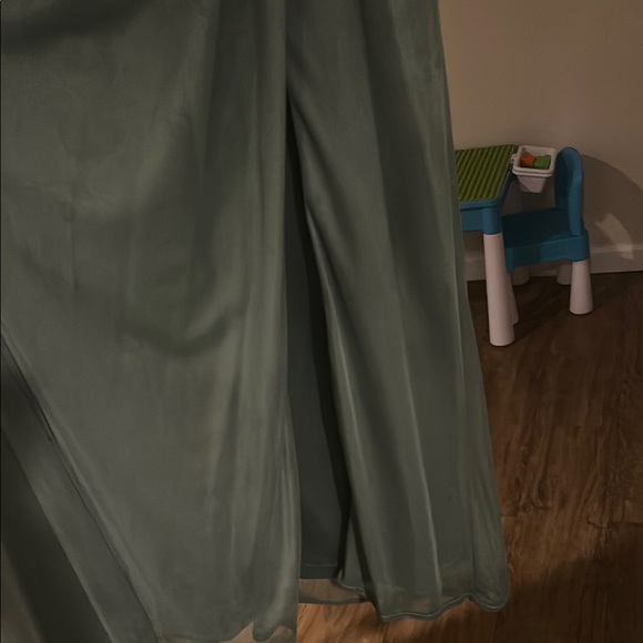 Elegant Green Sleeveless Dress - Picture 3 of 5